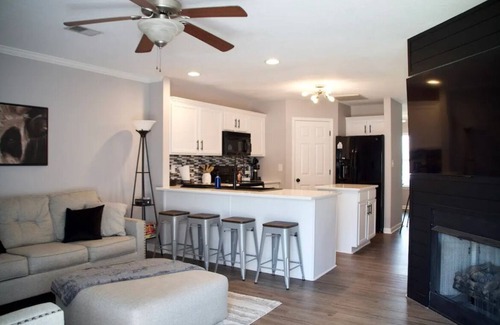 Clarksville Condo | Charming 2-bedroom condo with AC and WiFi in welcoming Clarksville
