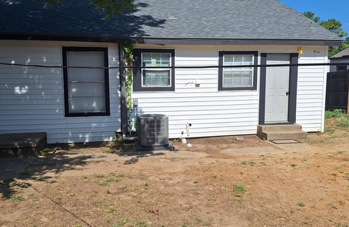 Haltom City House | Charming 2-bedroom house in delightful Haltom City with AC, WiFi