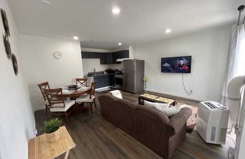 Palms House | Charming 2-Bedroom Guesthouse, Private, fully fenced Backyard, near Culver City!