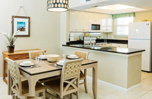 Marco Island Resort | Charming 2-bedroom resort with fitness room and AC in Marco Island