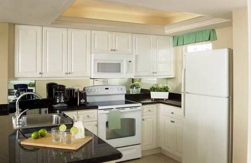 Marco Island Resort | Charming 2-bedroom resort with fitness room and AC in Marco Island