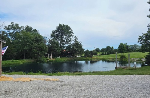 Monroe City Cabin | Charming 2-bedroom cabin near Jellystone Park, Spaulding boat ramp and more!
