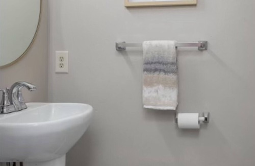 Brookline Station Apartment | Charming 2-bedroom apartment with AC, WiFi in delightful Springfield