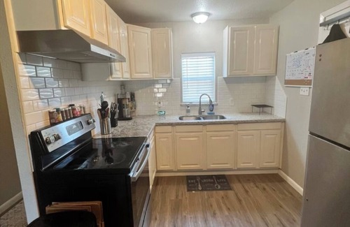 Three Rivers House | Charming 2-bedroom house with AC, WiFi in wonderful Three Rivers