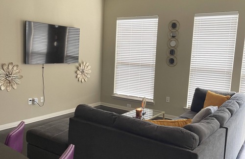 Uptown House | Charming 2 bedrooms/2Baths close to everything