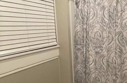 Laurel Cottage | Charming 2 BR and 2 full bath Cottage is located in Historic Downtown Laurel.