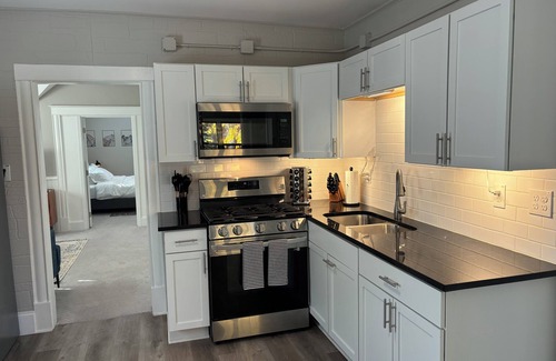 Bottineau House | Charming 2 BR Top Floor Retreat in NE Mpls Arts District!