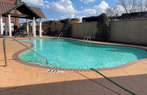 Memphis House | Charming 2 brd townhome with private 2 car garage in marvelous downtown Memphis