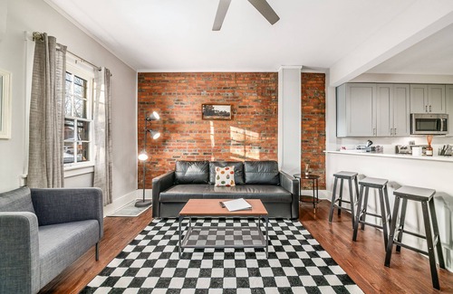 German Village Apartment | Charming 2-story on Historic City Park Ave in German Village. Pet-friendly sleeps 5.