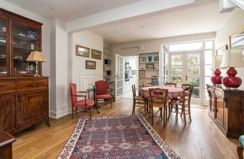 Hammersmith Broadway Apartment | Charming 2BD House with Garden in Hammersmith