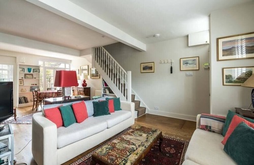 Hammersmith Broadway Apartment | Charming 2BD House with Garden in Hammersmith
