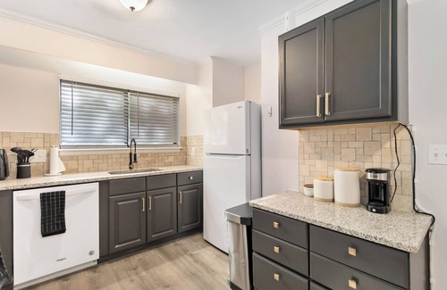 Charlotte Condo | Charming 2BR/1.5BA Condo Near NoDa & Uptown Free Parking + Full Kitchen