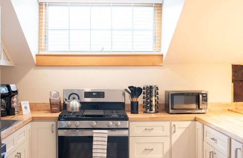 Hammondsport Condo | Charming 2BR/1BA getaway steps from Keuka Lake, wine trail & Village Square