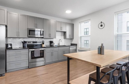 East Walnut HIlls Apartment | Charming 2BR/2BA Suites Near Downtown Cincinnati