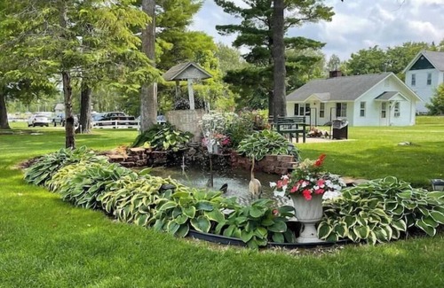 Indian River House | Charming 2BR Cabin River Views & Outdoor Space