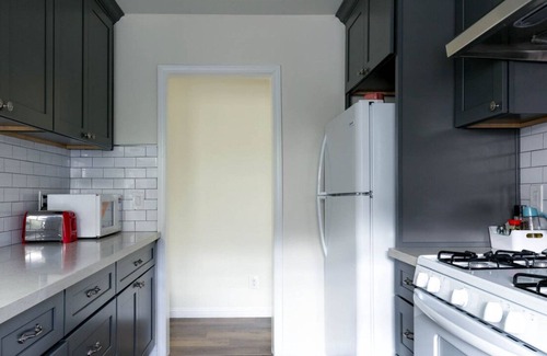 Alhambra House | Charming 2BR Farmhouse + Tesla Charger #TravelSGV