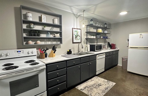 Natchitoches Apartment | Charming 2BR Guesthouse, King Beds, Kitchen & Onsite Parking & Close to Downtown