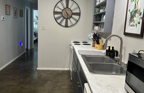Natchitoches Apartment | Charming 2BR Guesthouse, King Beds, Kitchen & Onsite Parking & Close to Downtown
