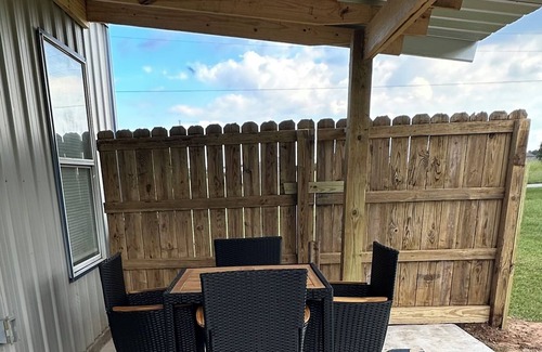 Natchitoches Apartment | Charming 2BR Guesthouse, King Beds, Kitchen & Onsite Parking & Close to Downtown