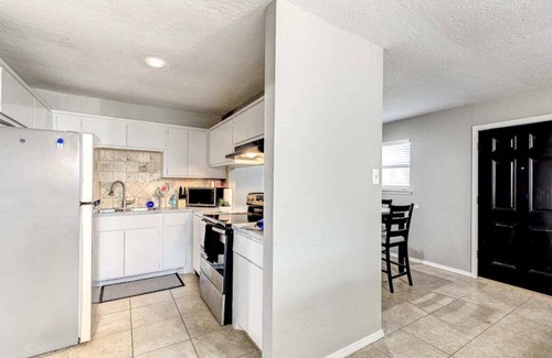 Lawton Apartment | Charming 2BR in Central Lawton - Near Fort Sill!