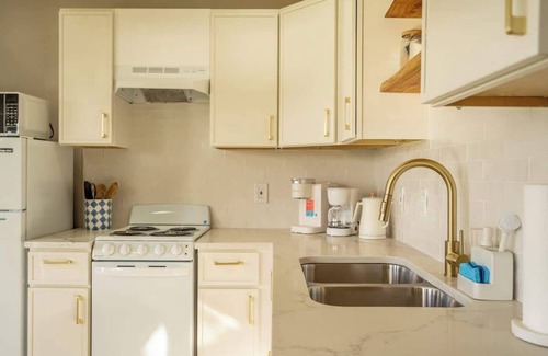 Rowlett House | Charming 2BR Lakeside Guest House