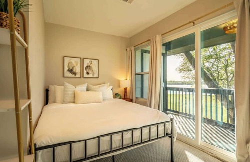 Rowlett House | Charming 2BR Lakeside Guest House