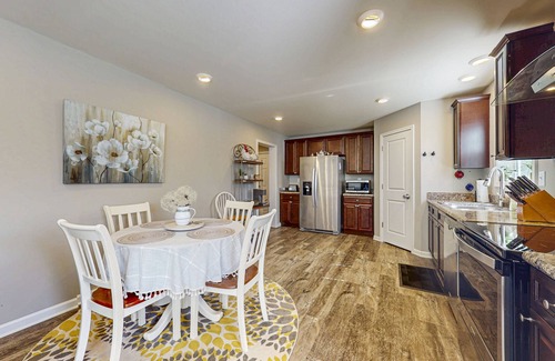 Fletcher House | Charming 2BR Retreat with Full Kitchen, Wifi and Gas Grill for Outdoor Dinning