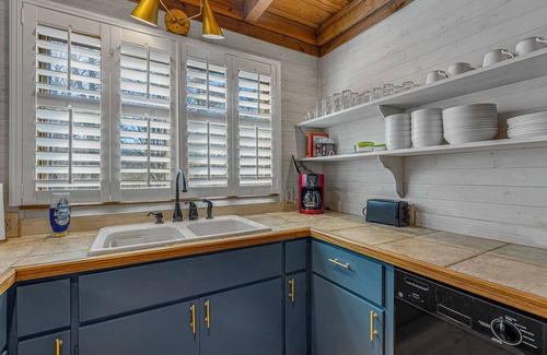 Mirror Lake House | Charming 3/2.5 Cottage in Mirror Lake Near Downtown!