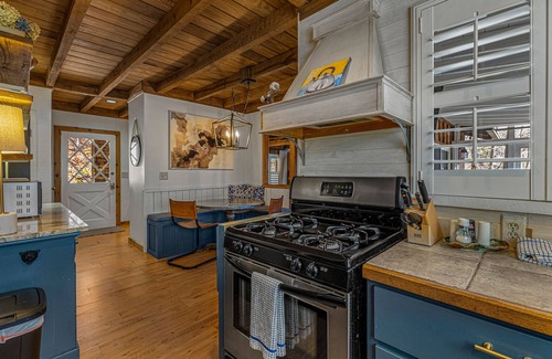 Mirror Lake House | Charming 3/2.5 Cottage in Mirror Lake Near Downtown!