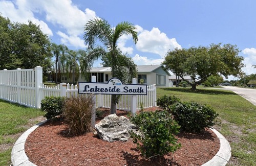 South Bradenton Villa | Charming 3 bd 2 ba villa in cool Bradenton. WiFi AC laundry lanai community pool