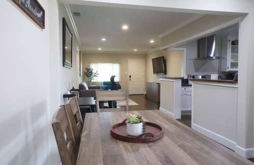 Los Angeles House | Charming 3-bd home in lovely LA near LAX, DTLA, SoFi, Intuit, Beaches, Dignity