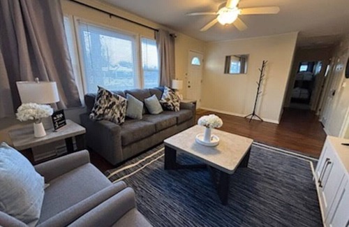 Waukegan House | Charming 3 bed 1 story Home near Naval Base!