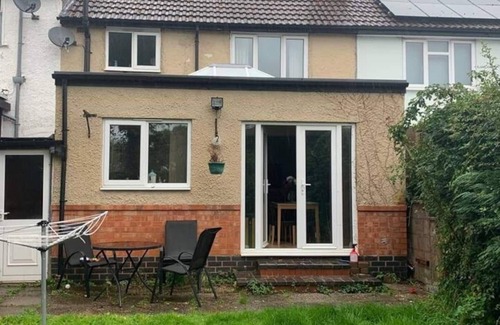 Seisdon House | Charming 3-bed house in Birmingham suburb backing onto accessible golf course