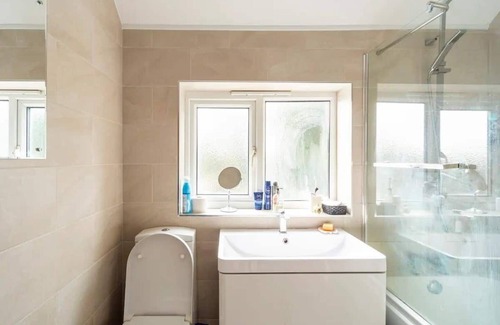 Seisdon House | Charming 3-bed house in Birmingham suburb backing onto accessible golf course