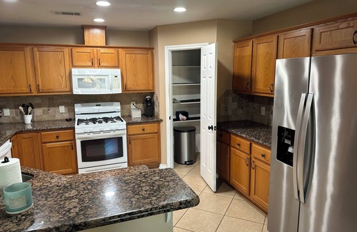 Wellborn House | Charming 3-Bedroom Family Home in South College Station – WiFi, DirecTV & More!