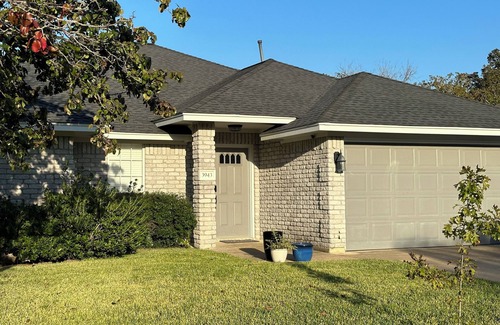 Wellborn House | Charming 3-Bedroom Family Home in South College Station – WiFi, DirecTV & More!