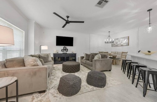 Wellborn House | Charming 3-bedroom townhome with WiFi and AC in College Station