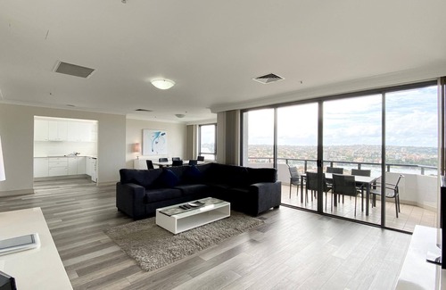 North Sydney Apartment | Charming 3-Bedroom Apartment with Harbour View, 900m Stroll to Harbour Bridge