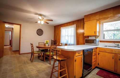 Middle Valley House | Charming 3-bedroom house with AC,Hot Tub, WiFi, free coffee & family friendly