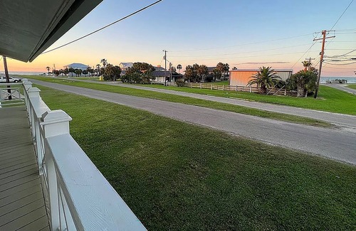 Port O Connor House | Charming 3-bedroom house in Port O'Connor w. view, 1 min to beach, pet friendly