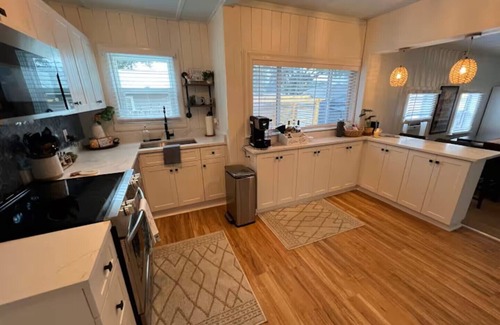 Downtown Dunedin Cottage | Charming 3-bedroom/2-bath Cottage with Hot Tub Downtown Dunedin