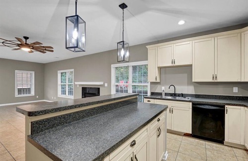 Crescent Hill Condo | Charming 3-bedroom condo with WiFi and AC in lovely Louisville