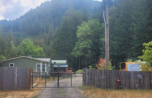 Glide Cabin | Charming 3-bedroom cabin on Little River near 8 picturesque water falls