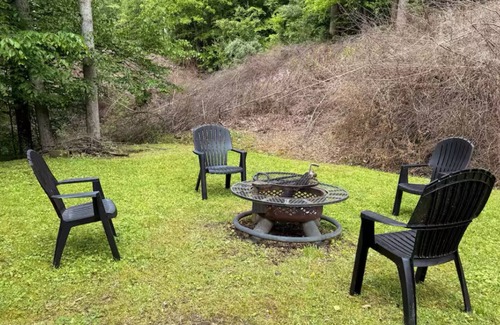 Sassafras House | Charming 3-bedroom Cottage with AC, WiFi in quaint Sassafras/Red Oak.