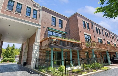 Wrightwood Neighbors Condo | Charming 3-bedroom condo with WiFi and AC in beautiful Chicago