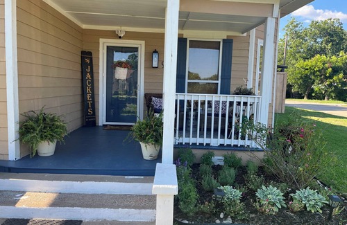 Denison House | Charming 3-bedroom cottage with relaxing outdoor space in downtown Denison.