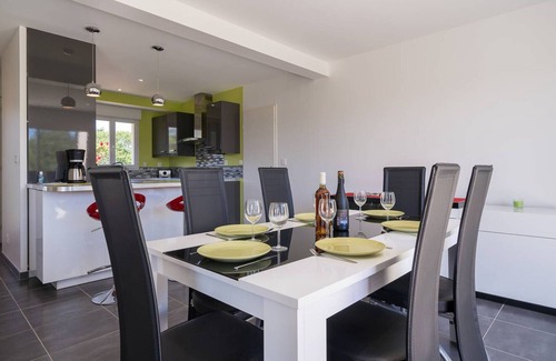 Locmariaquer Villa | Charming 3-Bedroom House in Locmariaquer with Garden, Terrace, and Free Wi-Fi