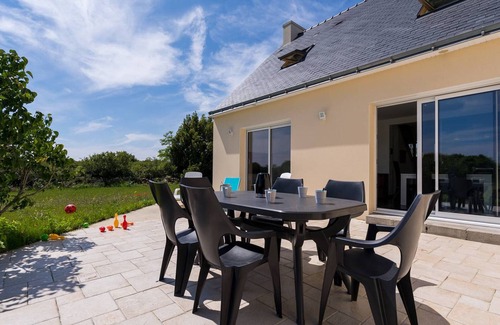 Locmariaquer Villa | Charming 3-Bedroom House in Locmariaquer with Garden, Terrace, and Free Wi-Fi