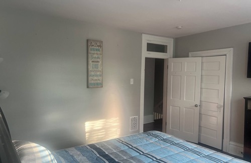 Perry North House | Charming 3-bedroom house in Pittsburgh with WiFi 10 Min to Stadiums 2 King Beds