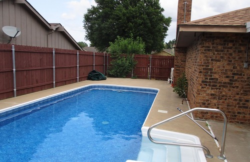 Ponca City House | Charming 3-bedroom house with WiFi , AC and Jacuzzi in Ponca City